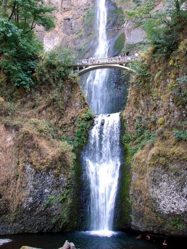 Multnomah_Falls,_Columbia_River_Gorge,_OR_2006_(6506556421)