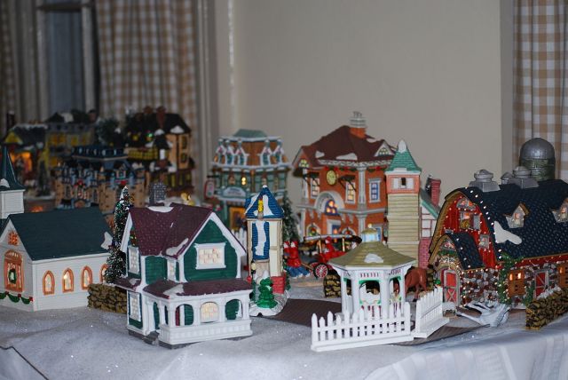 Decorative_Christmas_village_3