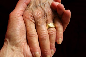 hands_love_holding_hands_together_human_caring_hands-817427.jpg!d